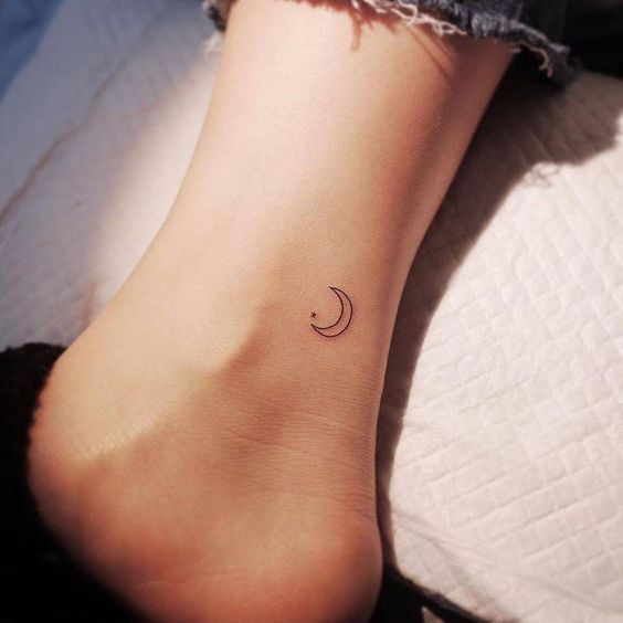 Tatouage Croissant De Lune Et étoile Discrets Sur La Cheville