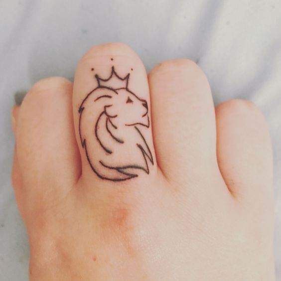 Tatouage Lion Et Couronne Sur Le Doigt