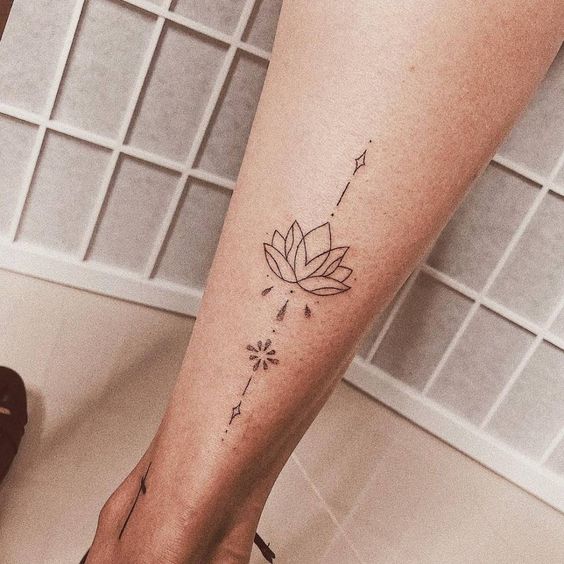 Tatouage Lotus Ornemental Sur La Jambe