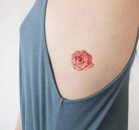 Tatouage Pivoine Rouge Discrète Sur Les Côtes