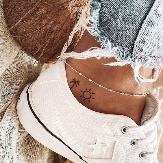Tatouage Soleil Et Palmier Sur La Cheville