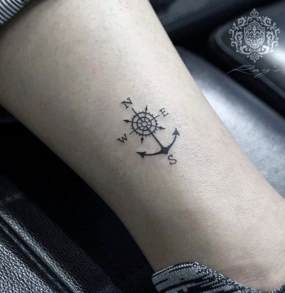 Tatouage Boussole Minimaliste Et Ancre Sur La Jambe