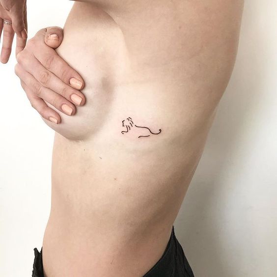 Tatouage Lion Minimaliste Sur Les Côtes