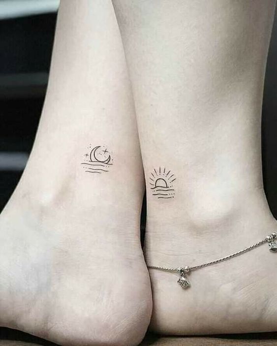 Tatouage Lune Et Soleil Minimalistes Pour Couple Sur La Cheville