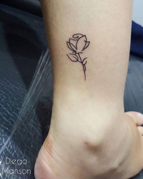 Tatouage Rose Minimaliste Sur La Jambe