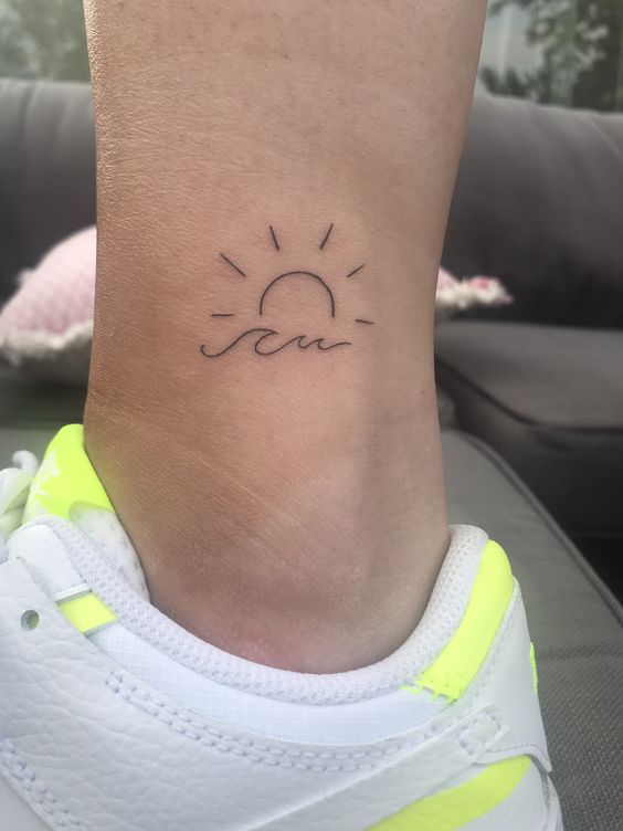 Tatouage Soleil Couchant Et Vagues Sur La Cheville