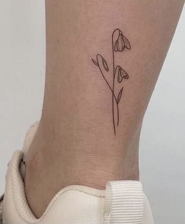 Tatouage Fleurs Minimalistes Sur La Jambe