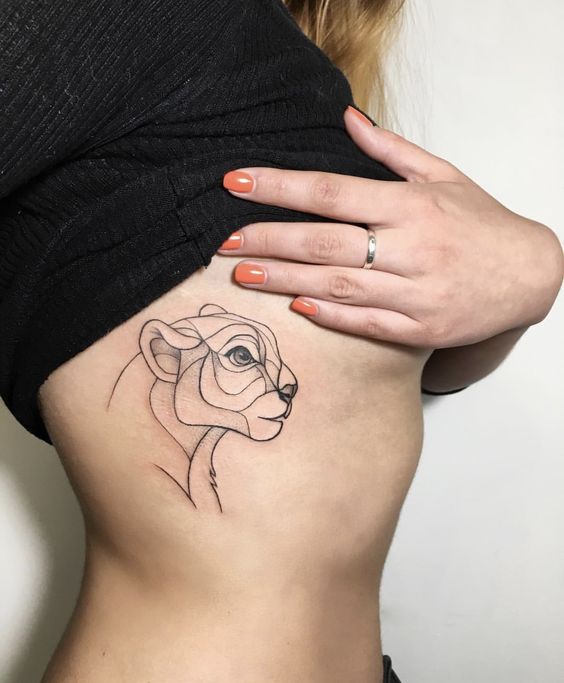 Tatouage Lionne En Lignes Fines Sur Les Côtes