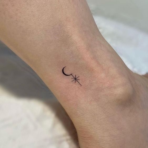Tatouage Lune Et étoile Minimaliste Sur La Cheville