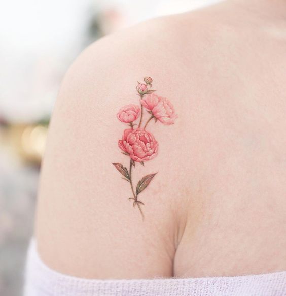 Tatouage Pivoines Rouges Sur L'épaule