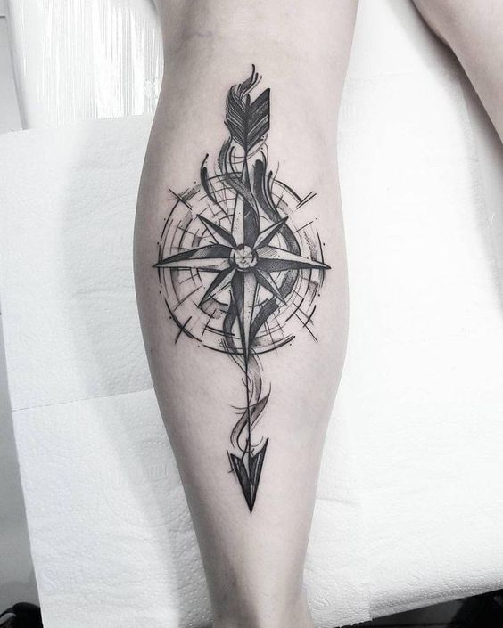 Tatouage Rose Des Vents Et Flèche Sur La Jambe