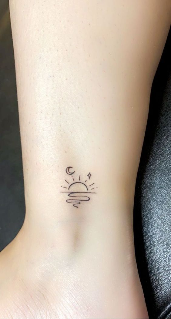 Tatouage Soleil Couchant, Lune Et étoile Sur La Cheville