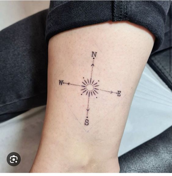Tatouage Boussole Minimaliste Et Soleil Sur La Jambe