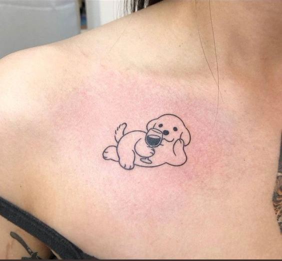Tatouage Chien Minimaliste Et Verre De Vin Sur La Clavicule