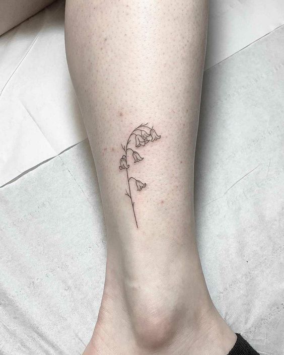 Tatouage Fleurs Clochettes En Lignes Fines Sur La Jambe
