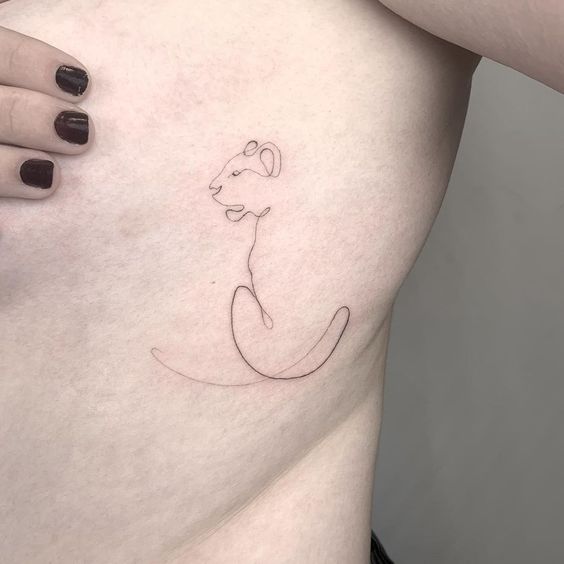 Tatouage Lionne En Trait Unique Sur Les Côtes