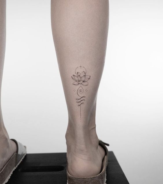 Tatouage Lotus Avec Unalome Sur La Jambe