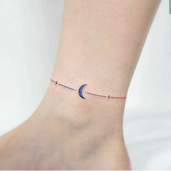 Tatouage Lune Bleue Et étoiles Minimalistes Sur La Cheville