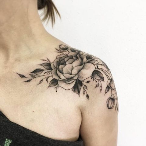 Tatouage Pivoine Grise Sur L'épaule