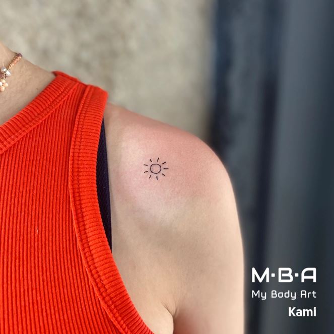 Tatouage Soleil Minimaliste Discret Sur L'épaule