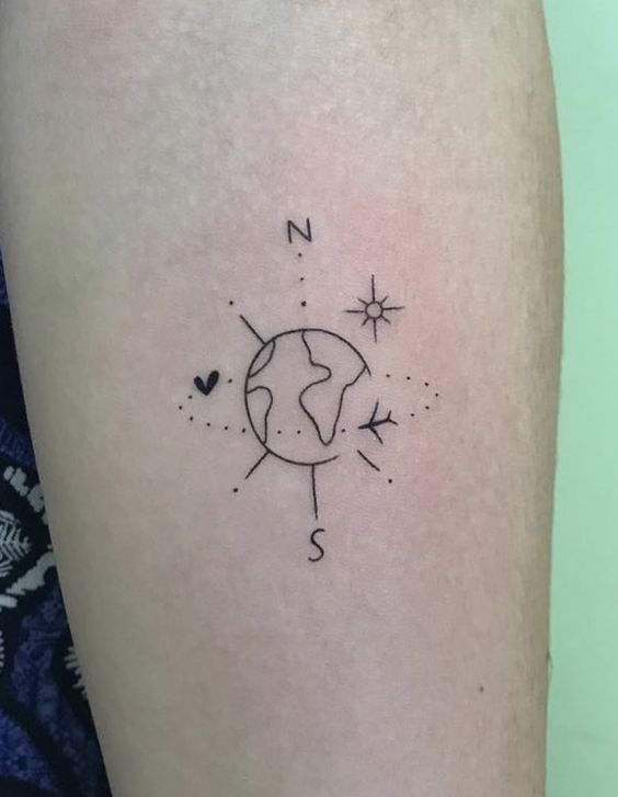 Tatouage Boussole Minimaliste Avec Soleil, Soleil Et Coeur Sur La Jambe