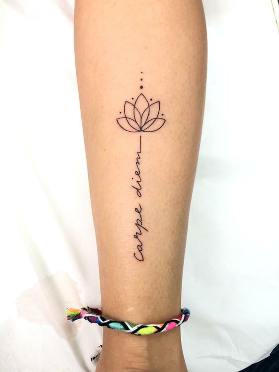 Tatouage Lotus Avec Mot Carpe Diem Sur La Jambe