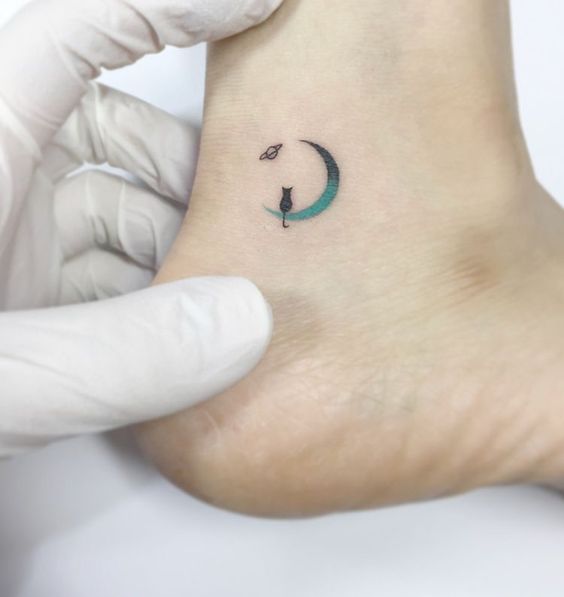 Tatouage Lune Et Chat Minimaliste Sur La Cheville