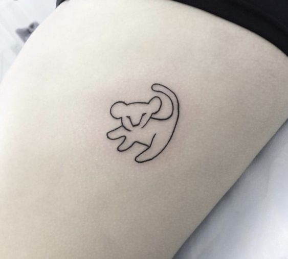 Tatouage Simba Minimaliste Sur Les Côtes