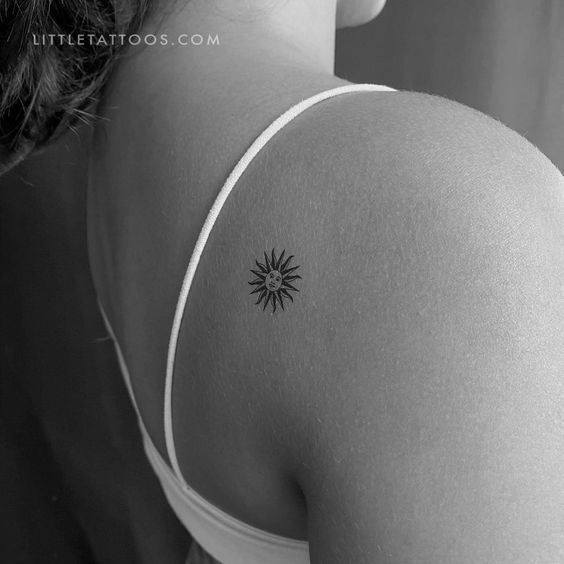 Tatouage Soleil Avec Visage Sur L'épaule