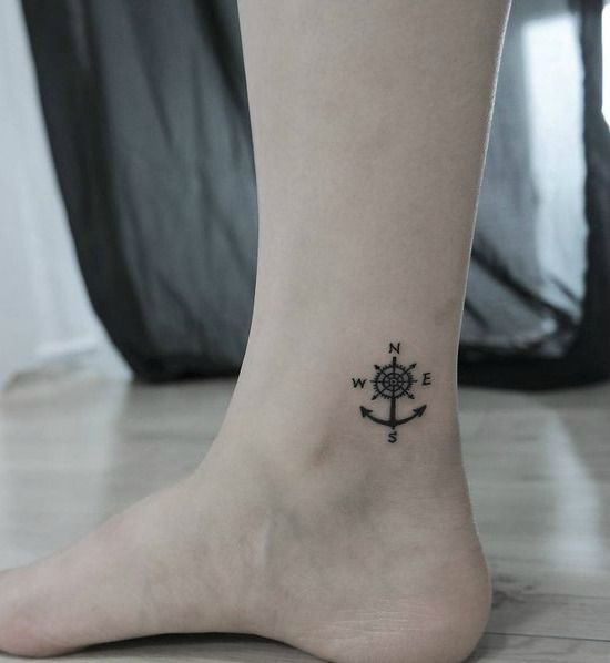 Tatouage Boussole Minimaliste Avec Ancre Sur La Cheville
