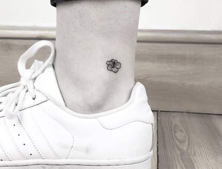 Tatouage Fleur Grise Discrète Sur La Cheville