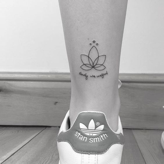 Tatouage Lotus Et Phrase Inspirante Sur La Jambe