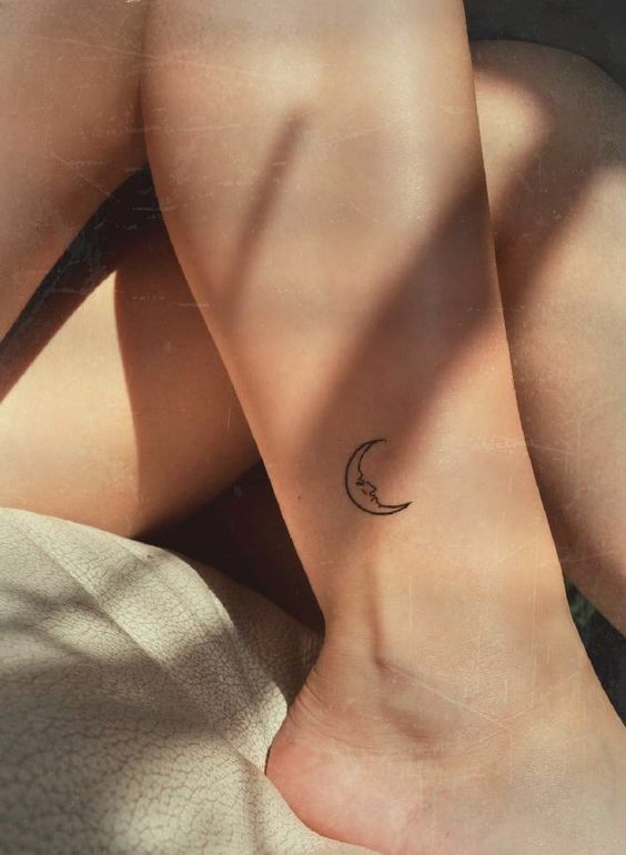 Tatouage Lune Minimaliste Avec Visage Sur La Cheville