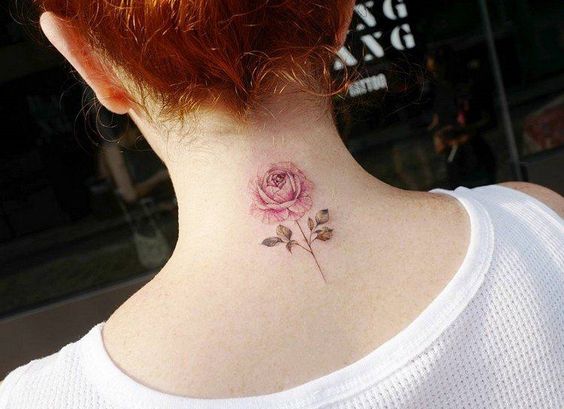 Tatouage Pivoine Rose Sur La Nuque