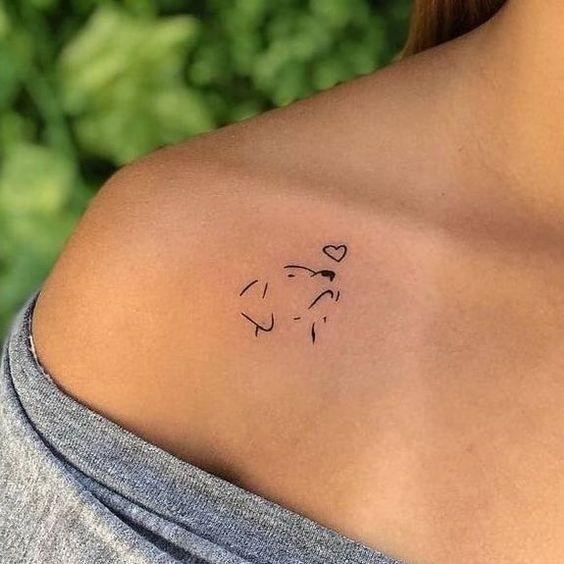 Tatouage Tête De Chien Et Coeur Sur La Clavicule
