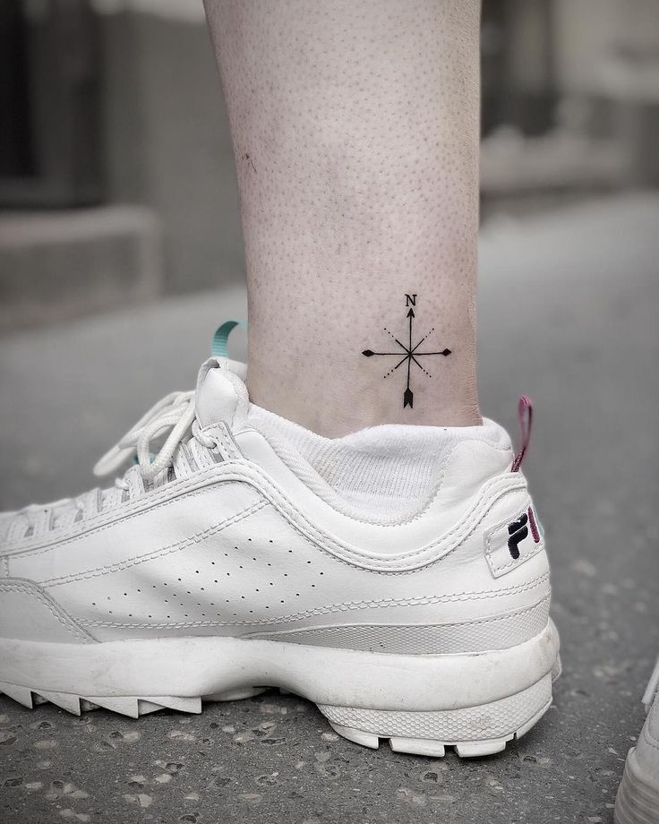 Tatouage Boussole Minimaliste Sur La Cheville