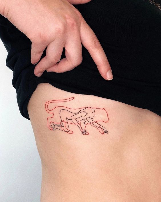 Tatouage Femme Et Lionne En Lignes Fines Sur Les Côtes