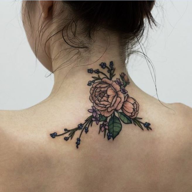 Tatouage Pivoine Colorée Sur La Nuque