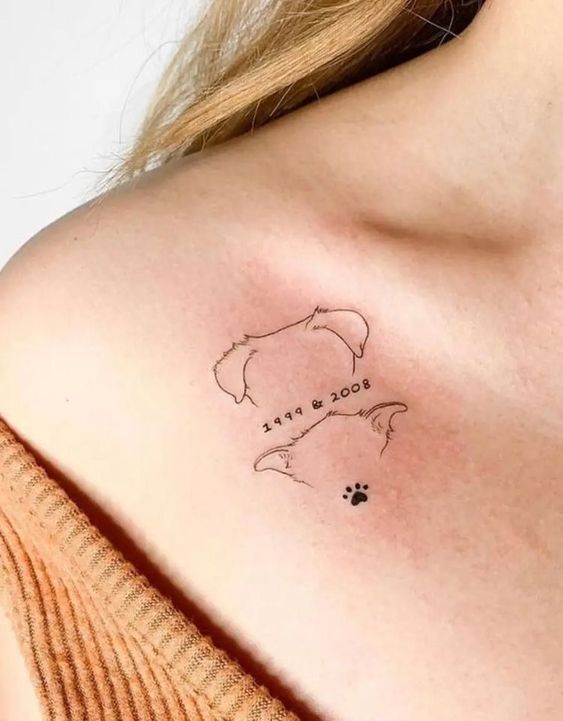 Tatouage Silhouettes De Chiens Et Dates Sur La Clavicule