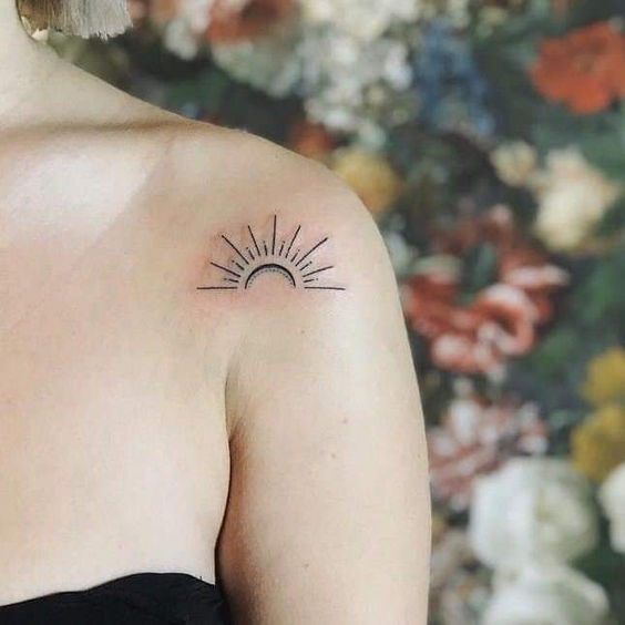 Tatouage Soleil Levant Sur L'épaule