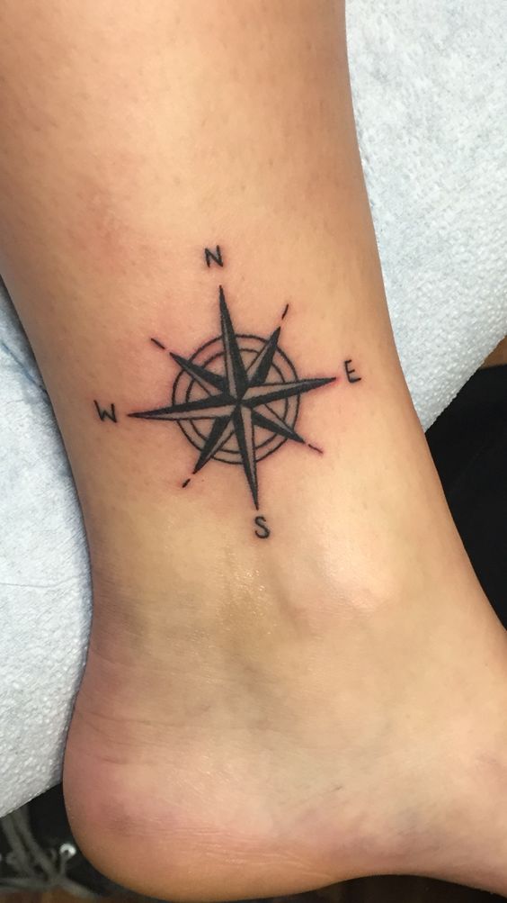 Tatouage Boussole Rose Des Vents Sur La Cheville