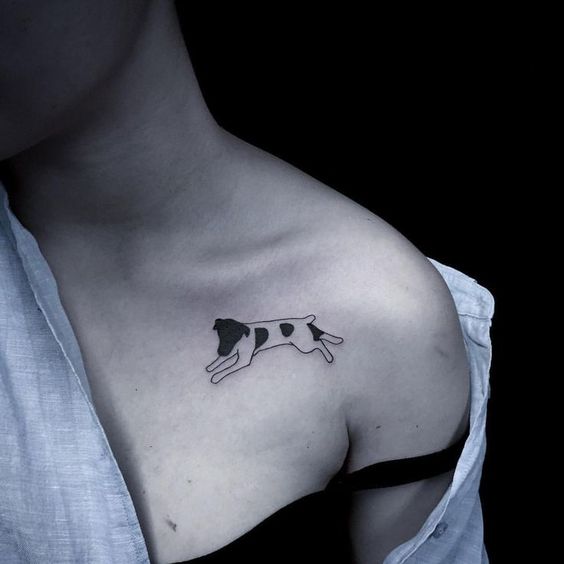 Tatouage Chien à Tête Noire Sur La Clavicule