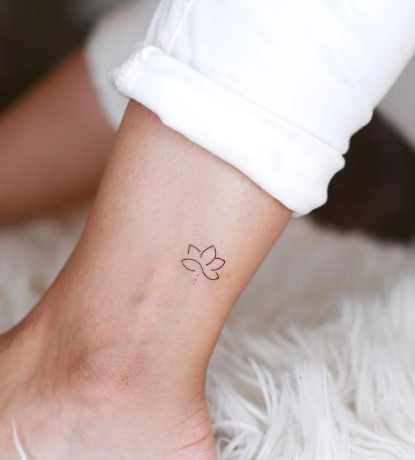 Tatouage Fleur De Lotus Minimaliste Sur La Cheville