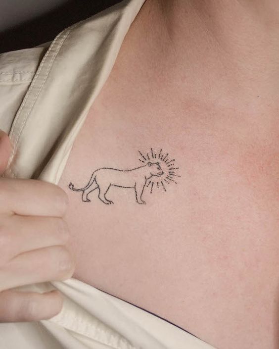 Tatouage Lionne Minimaliste Sur La Clavicule