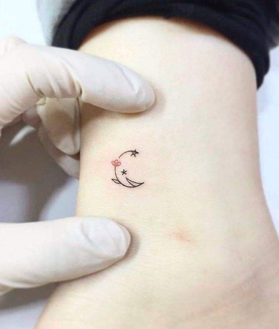 Tatouage Lune, Fleur Et étoile Minimalistes Sur La Cheville