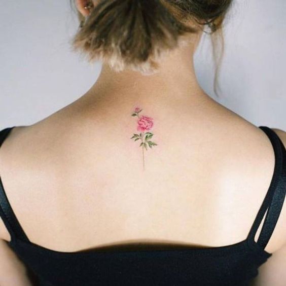 Tatouage Pivoine Rouge Avec Tige Sur Le Dos