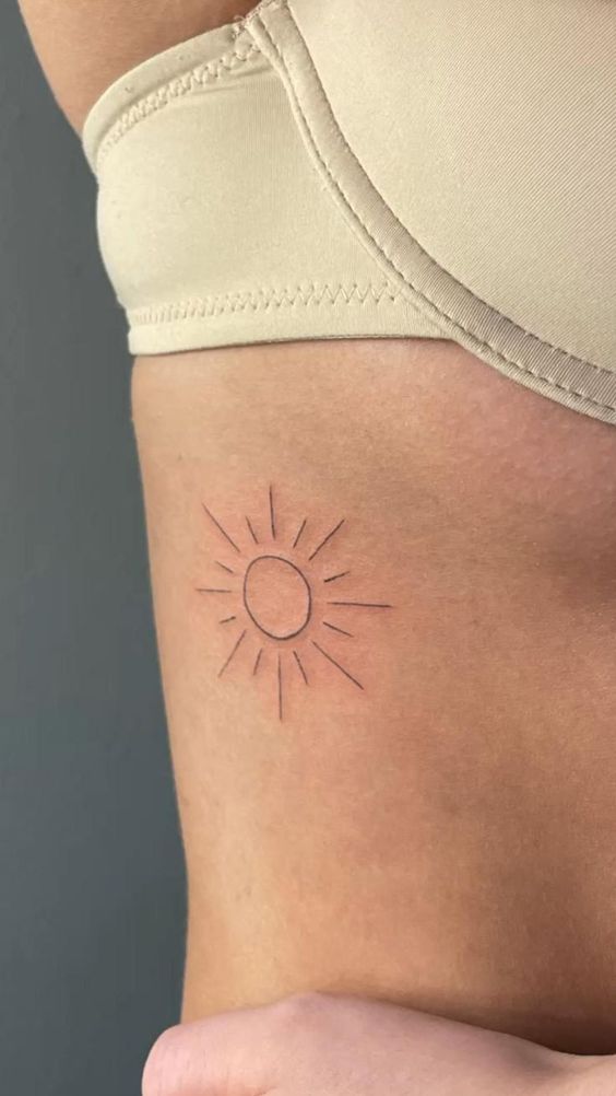 Tatouage Soleil Brillant Sur Les Côtes