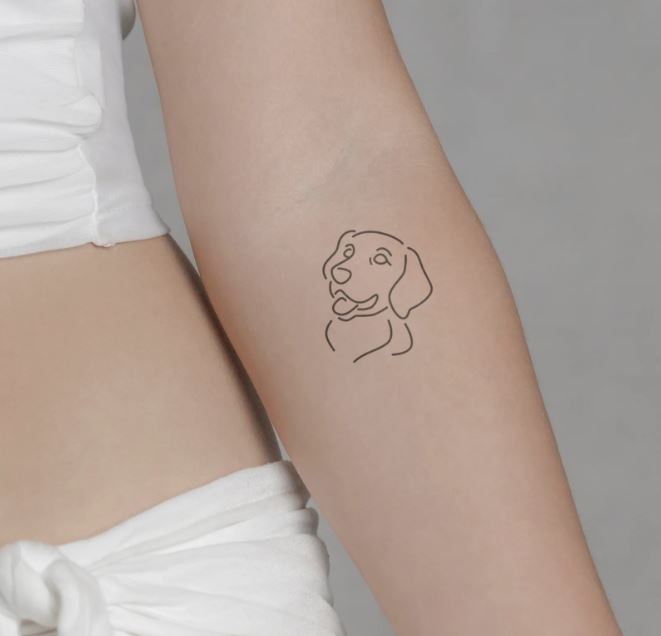 Tatouage Chien Minimaliste Sur L'avant Bras