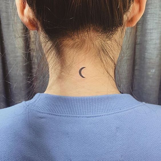 Tatouage Croissant De Lune Minimaliste Sur La Nuque