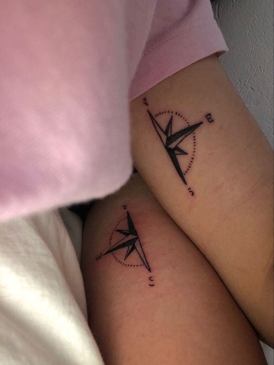 Tatouage Moitié De Boussole Sur Le Bras